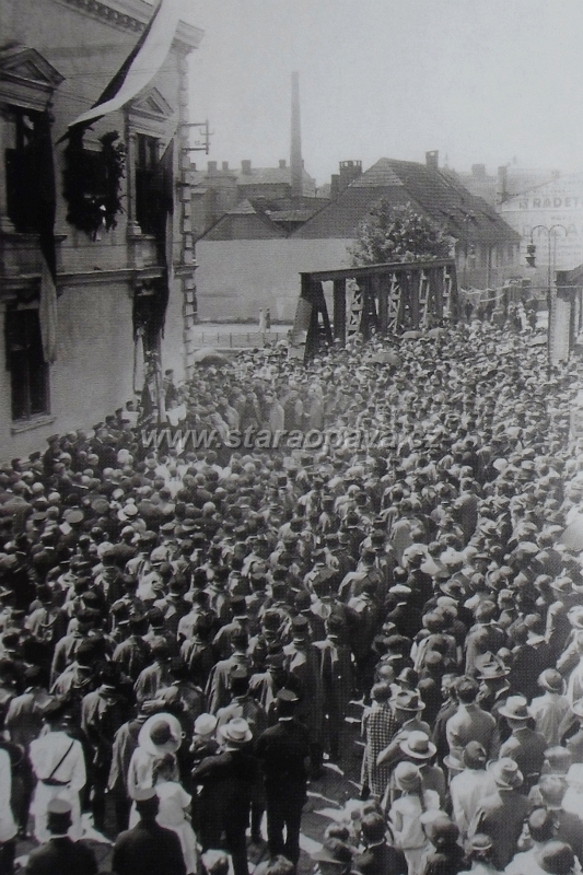 ratiborska (10).jpg - Odhalení pamětní desky Janu Kolofíkovi v roce 1926. Na fotografii vidíme původní most přes řeku a vlevo odbočku na kolofíkovo nábřeží.